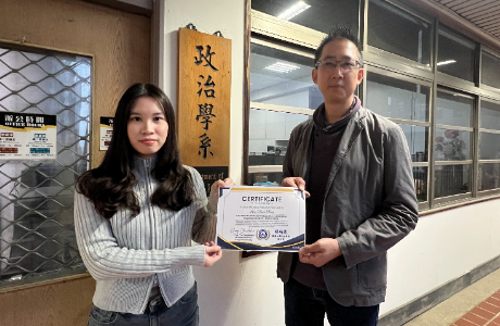 114學年度獲奬同學：劉芷廷，由張峻豪老師正式授奬。