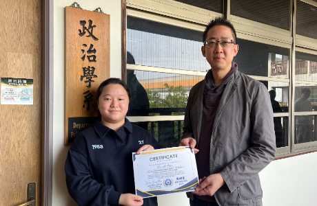 114學年度獲奬同學：戴莉樺，由張峻豪老師正式授奬。